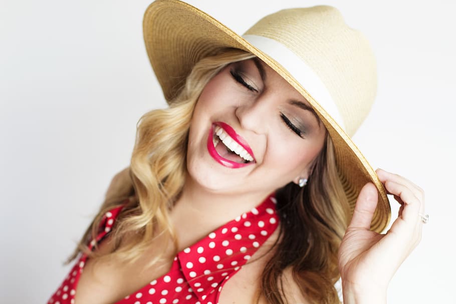 woman in red and white polka-dot blouse smiling white holding brown straw sun hat, HD wallpaper