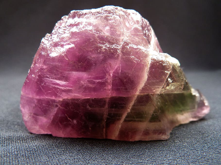 pink and brown gemstone in close-up photography, fluorite, fluorspar