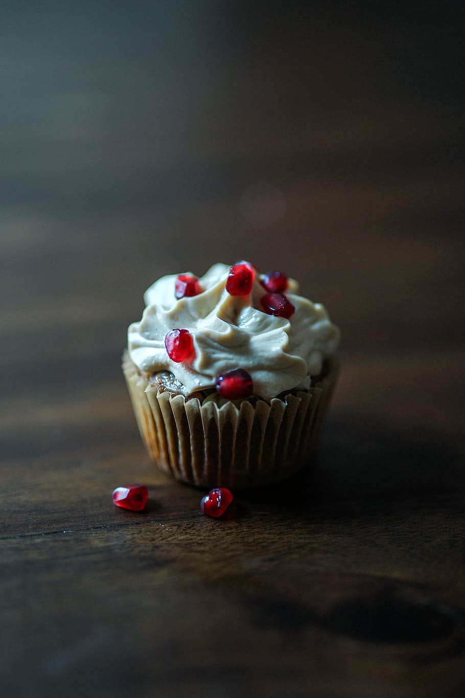 baked cupcake with white icing on top, tilt-shift photography of cupcake HD wallpaper