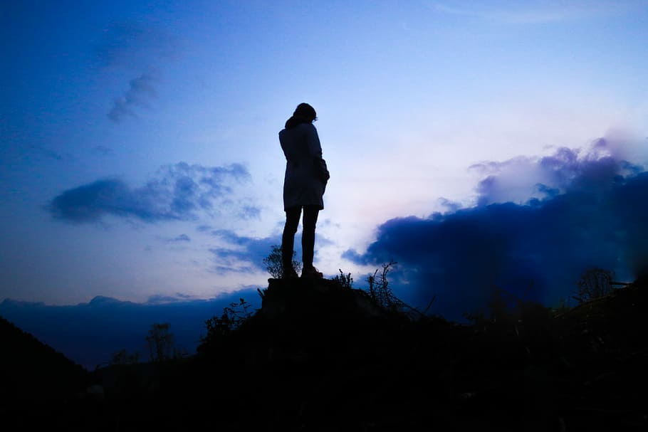 person standing on boulder during twilight, silhouette of person standing on the cliff HD wallpaper
