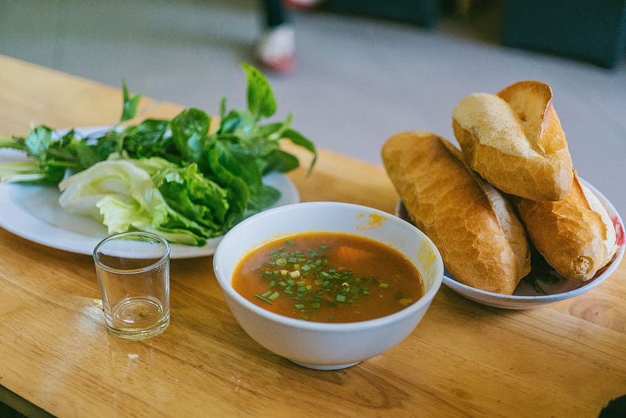 Soup With Onion and Meat, bowl, bread, close -up, cooking, cuisine HD wallpaper