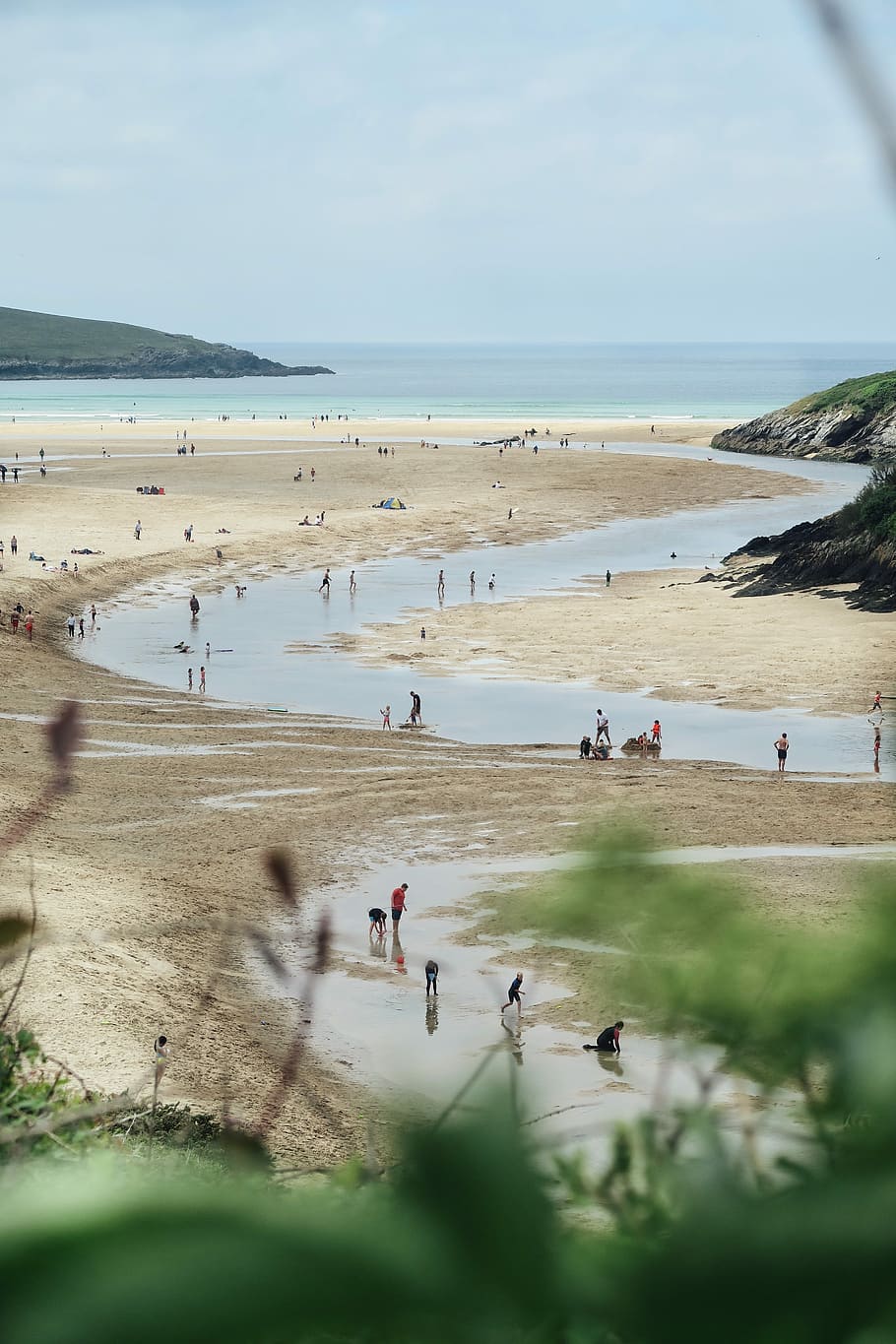 people near sea shore during daytime, people at beach with artificial river HD wallpaper