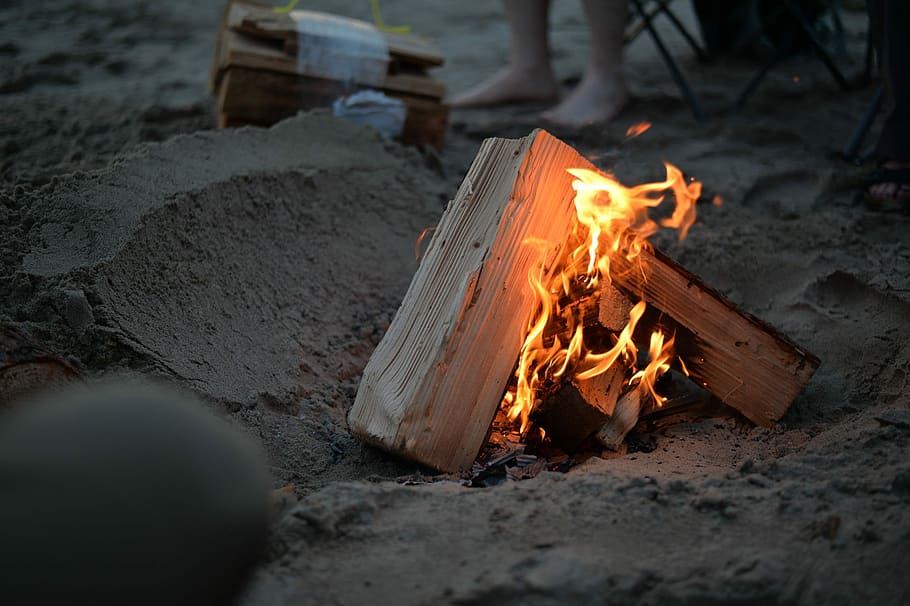 campfire on sand near person, bonfire on sand, beach fire, log HD wallpaper
