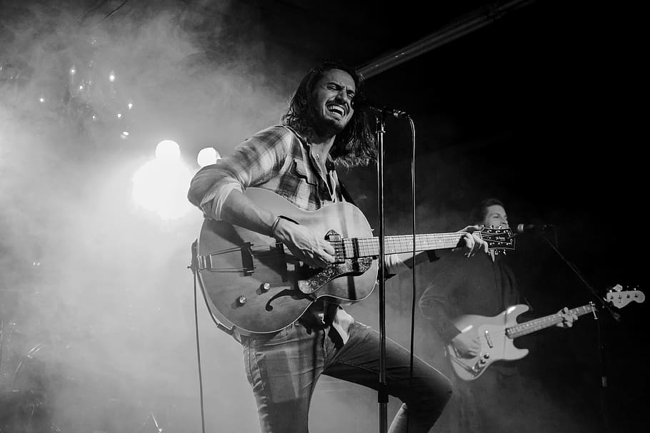 grayscale photography of man about to sing while playing guitar, grayscale photo of man playing guitar while singing, HD wallpaper