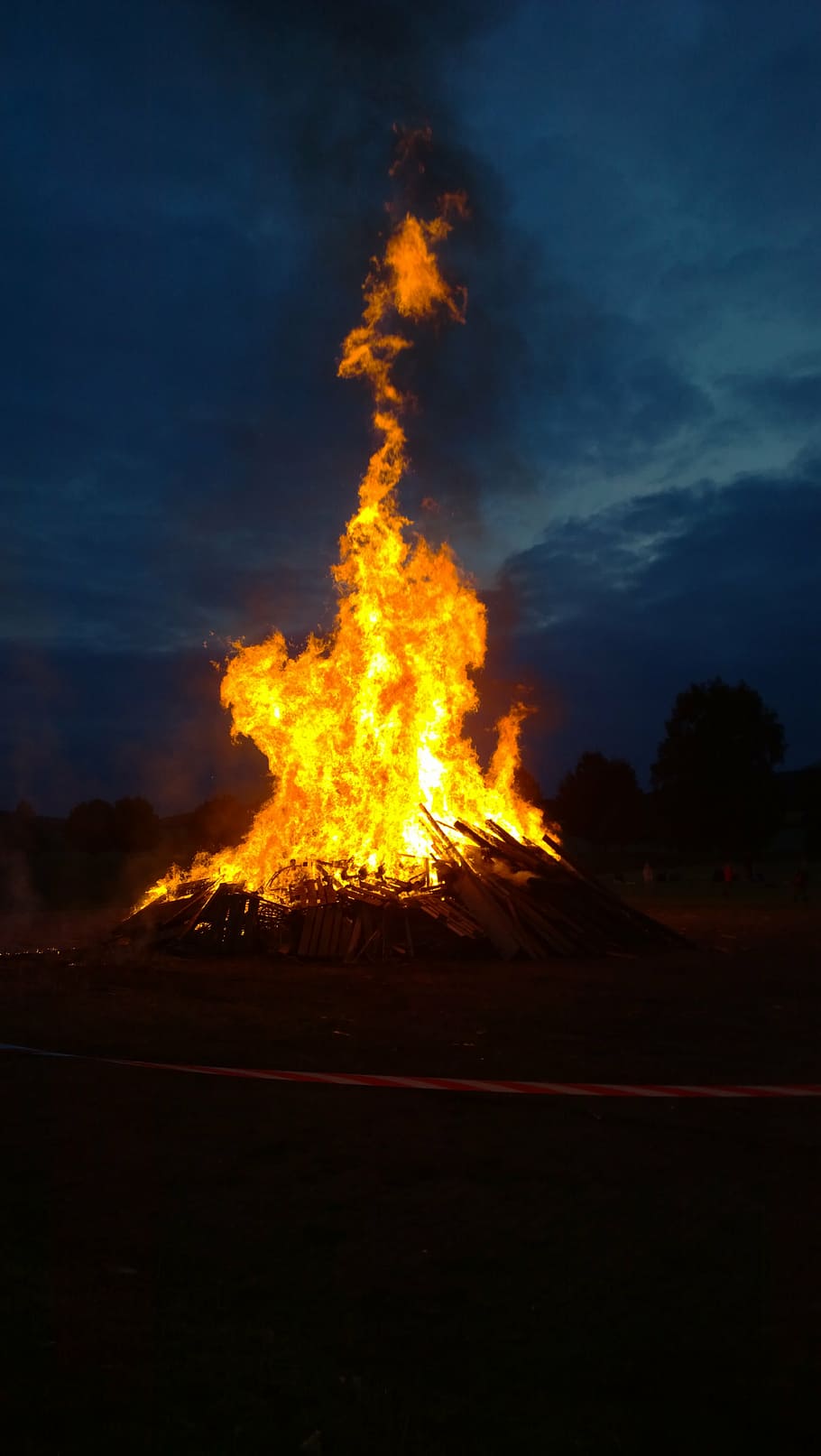 fire, midsummer, flame, wood, dark, night, solstice, hot, blaze HD wallpaper