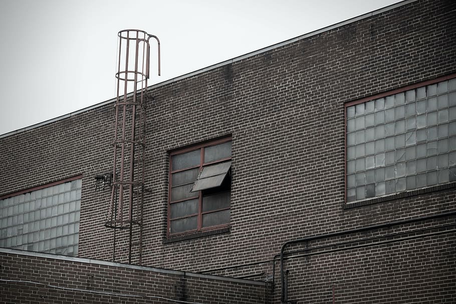gray metal tunnel ladder on building during daytime, architecture HD wallpaper