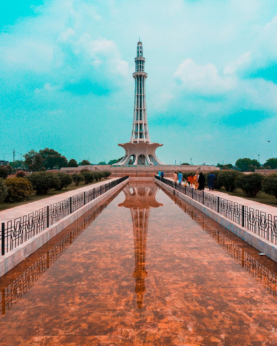 fountain near tower during daytime, architectural photography of concrete tower HD wallpaper