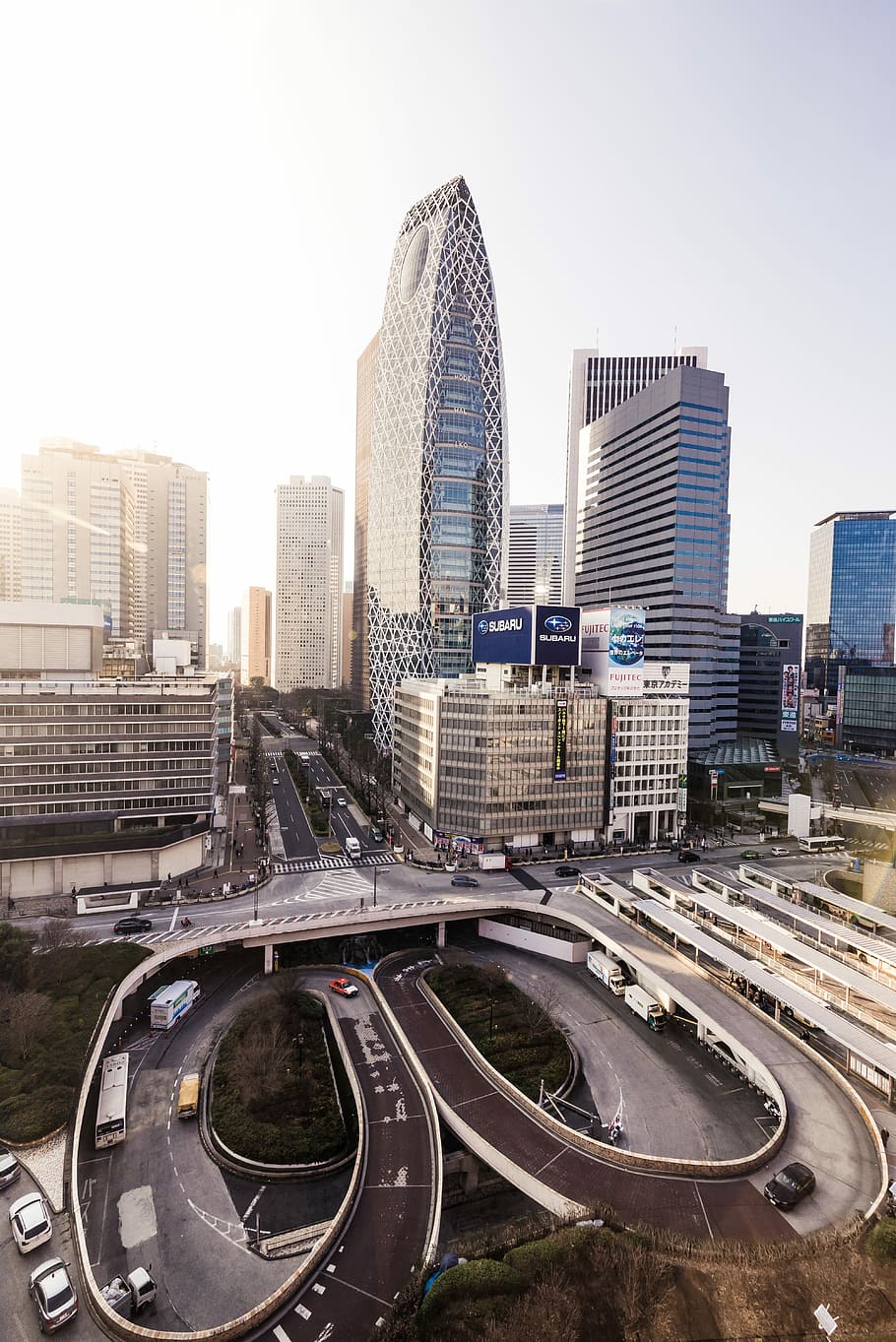 cars on road across city, aerial photography of freeway, building HD wallpaper