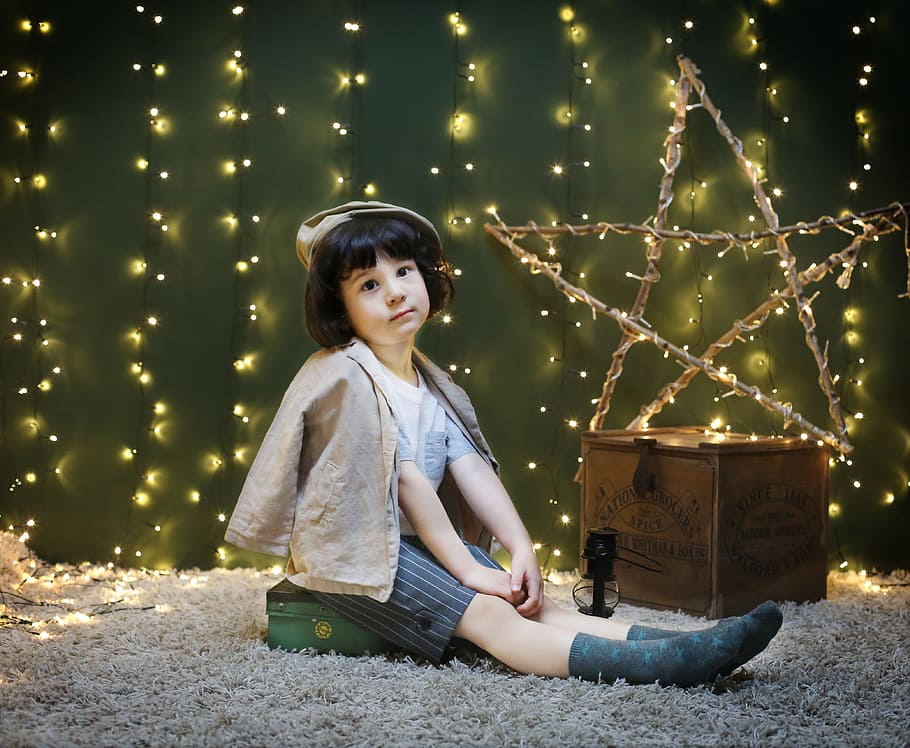 girl sitting beside brown cardboard box, Starlight, Studio HD wallpaper
