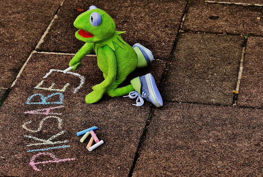 straßenkreide, typographical errors, kermit, frog, chalk, paint HD wallpaper