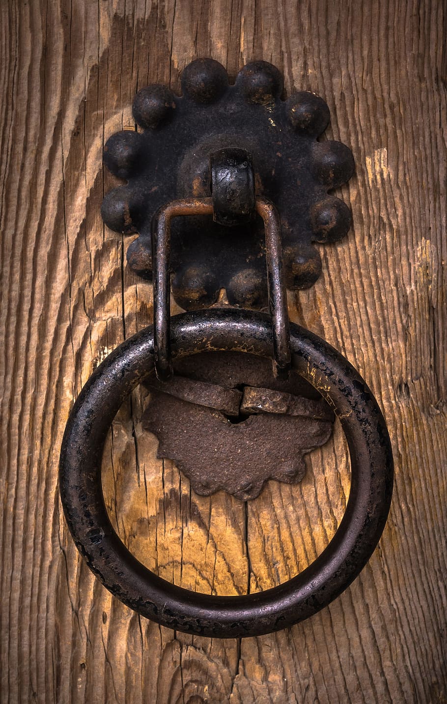 black door knocker on brown wooden surface, Usd, Circle, Casting HD wallpaper