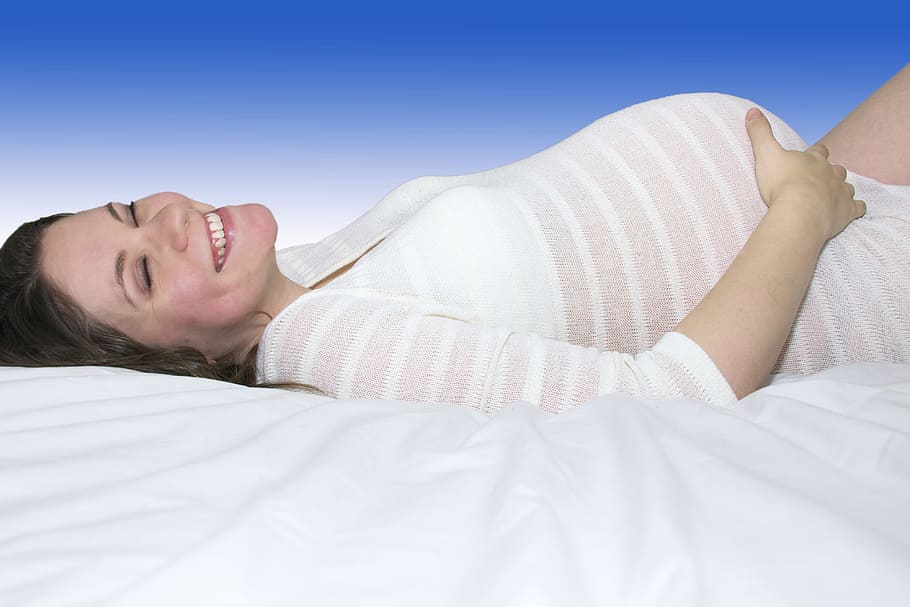 smiling pregnant woman lying on white bed, pregnancy, mother, HD wallpaper