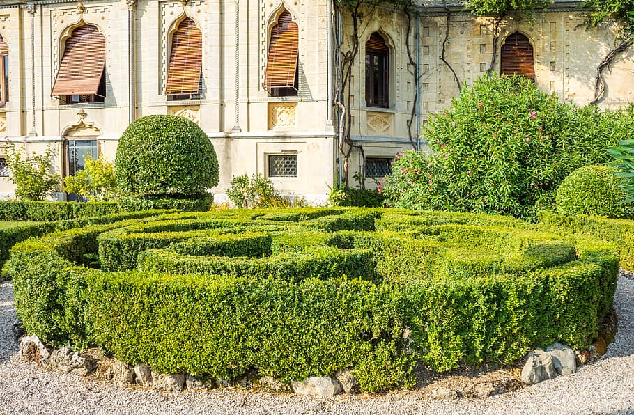 green topiary maze beside building, isola del garda, lake garda, HD wallpaper