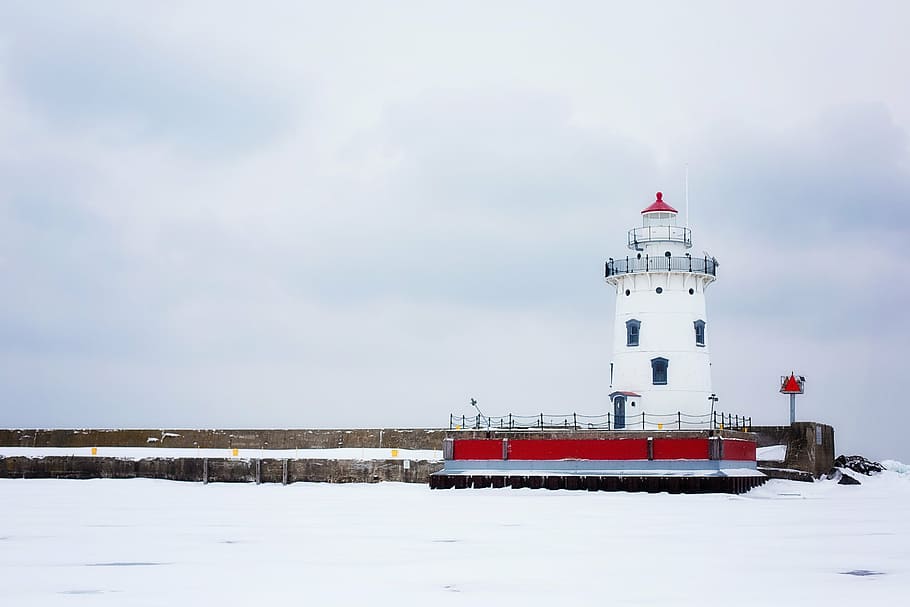 white and red lighthouse tower under white clouds daytime, michigan HD wallpaper