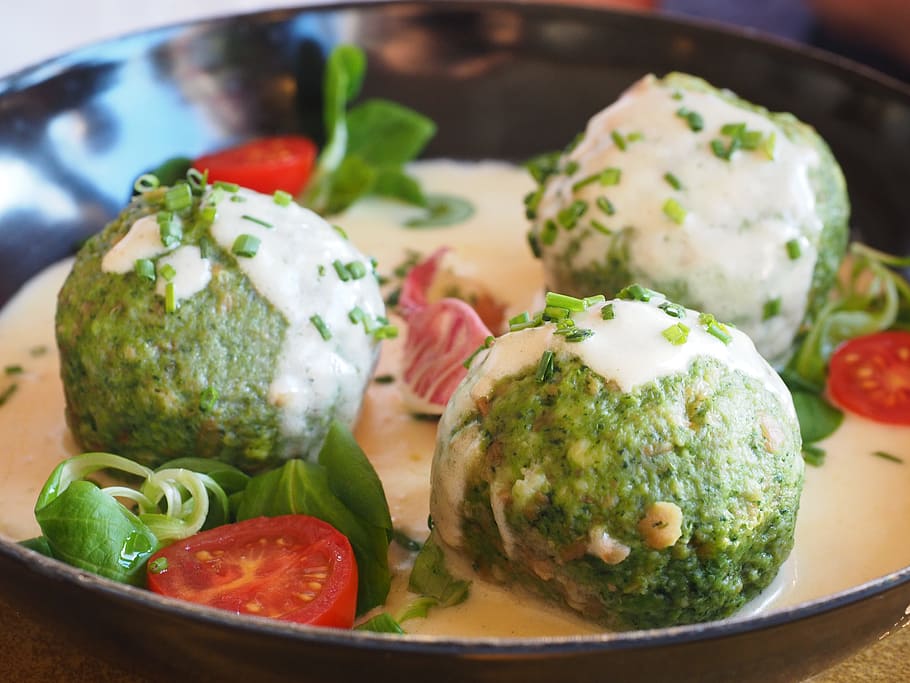 matcha balls on ceramic bowl, spinach dumplings, bread dumplings HD wallpaper