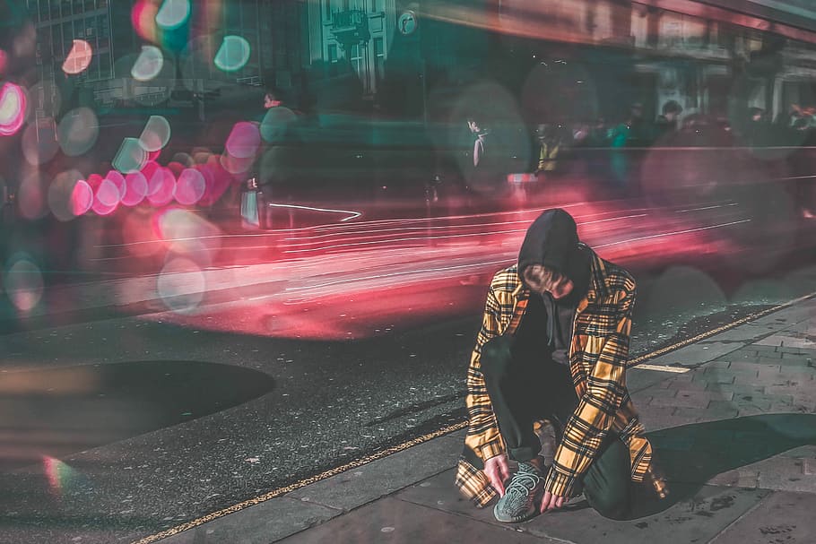 man lacing shoes beside street timelapse photography, man holding his shoe with bokeh lights, HD wallpaper