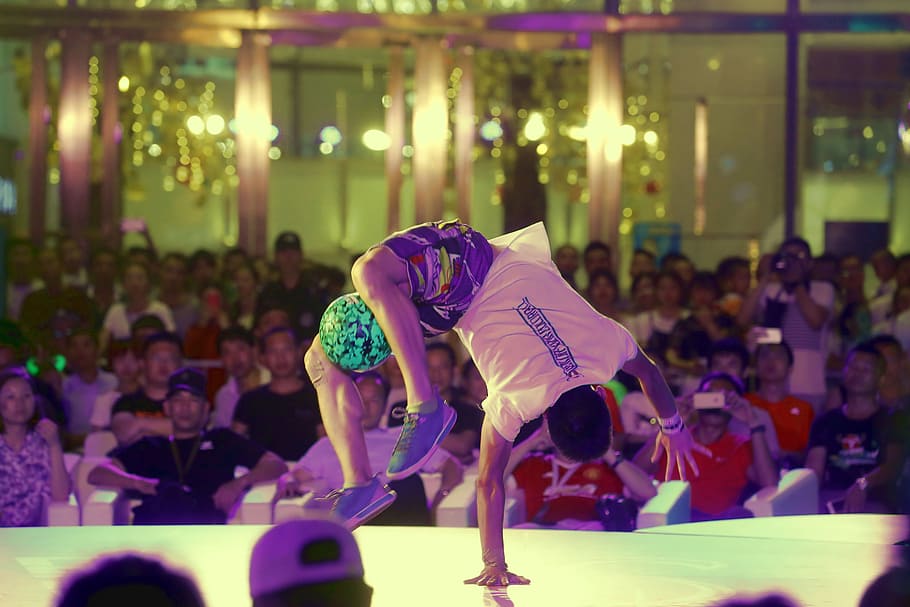 flower foot action, tips, block, real people, crowd, arts culture and entertainment HD wallpaper