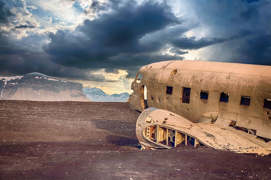 wrecked airplane crashed on dessert under gray sky at daytime, HD wallpaper