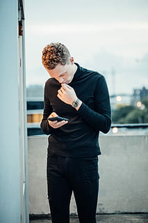 man stand holding smartphone, man standing while holding smartphone HD wallpaper