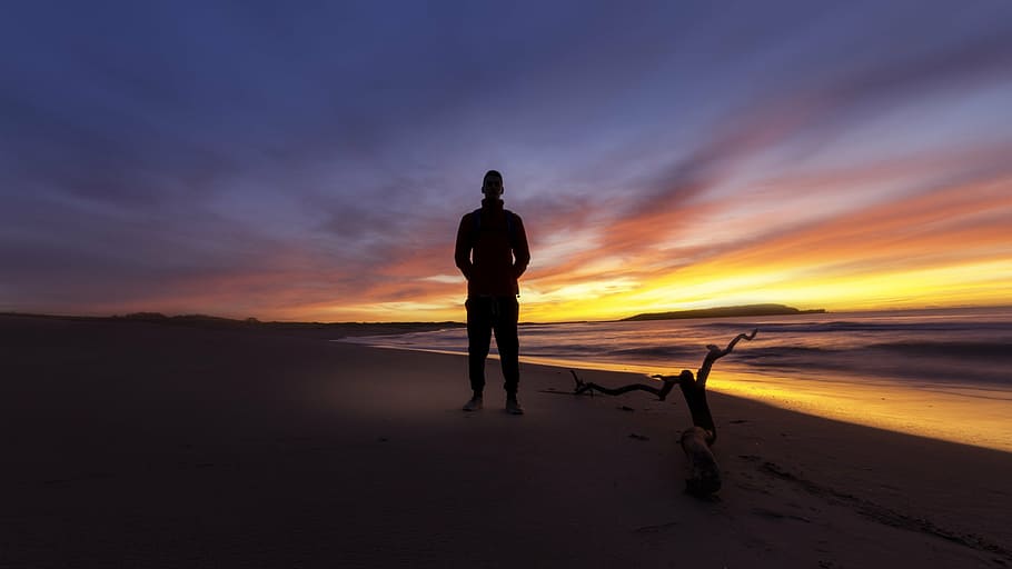 man standing on seashore, backlit, beach, dawn, dusk, landscape HD wallpaper