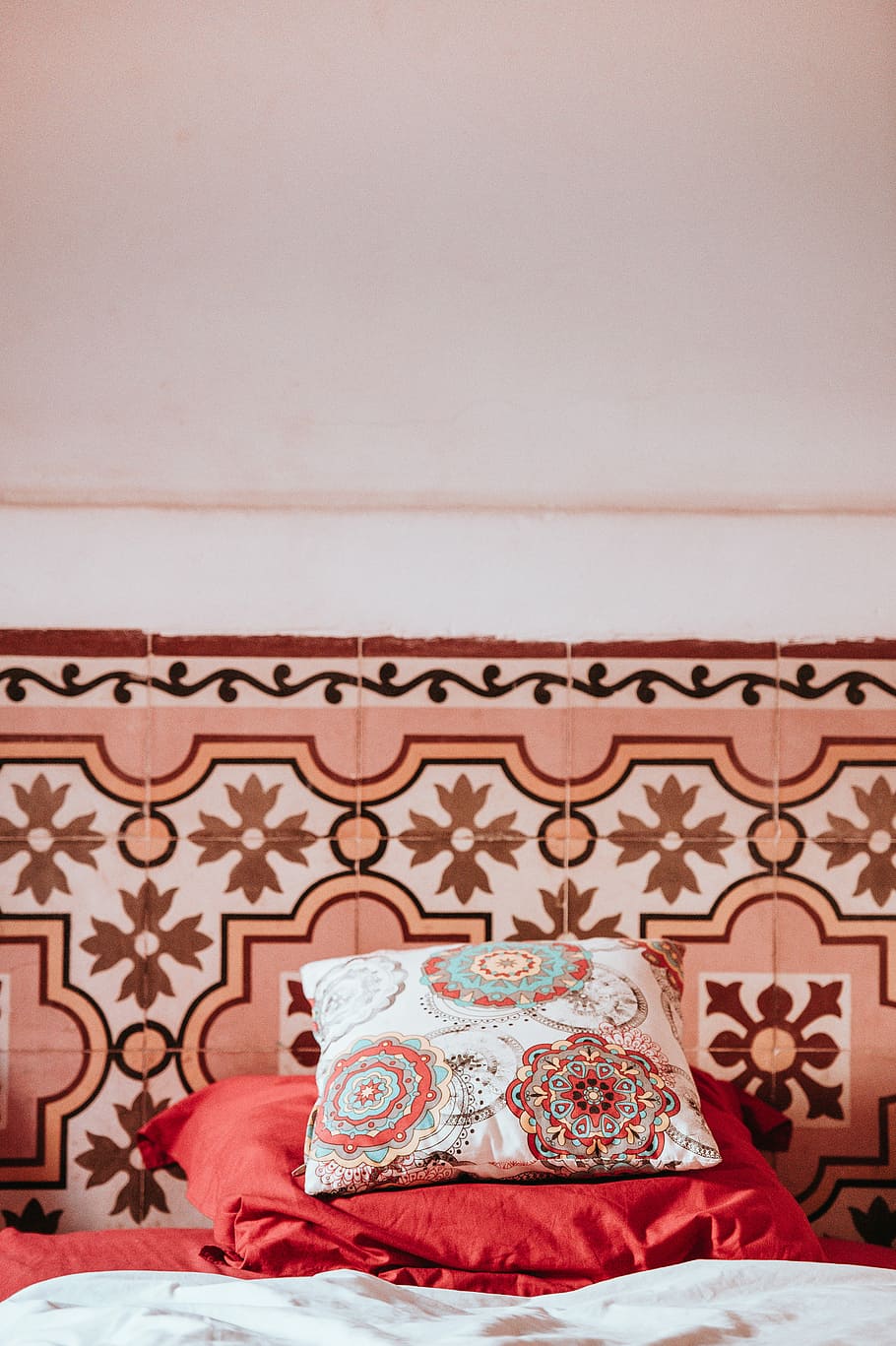 Marrakesh, Morocco bedroom, white, red, and teal pillow on top of red cloth, HD wallpaper