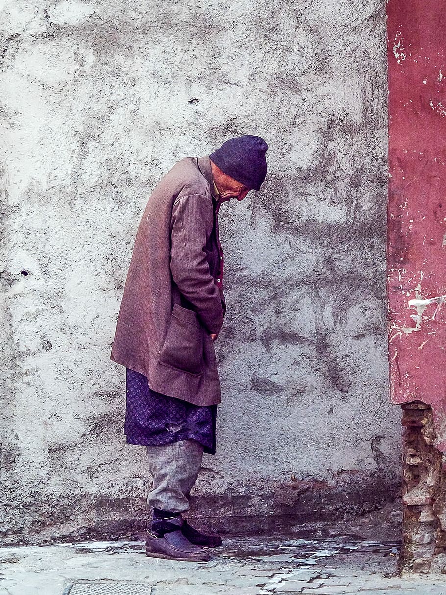 brown coat, man wearing coat standing beside wall, hat, person HD wallpaper