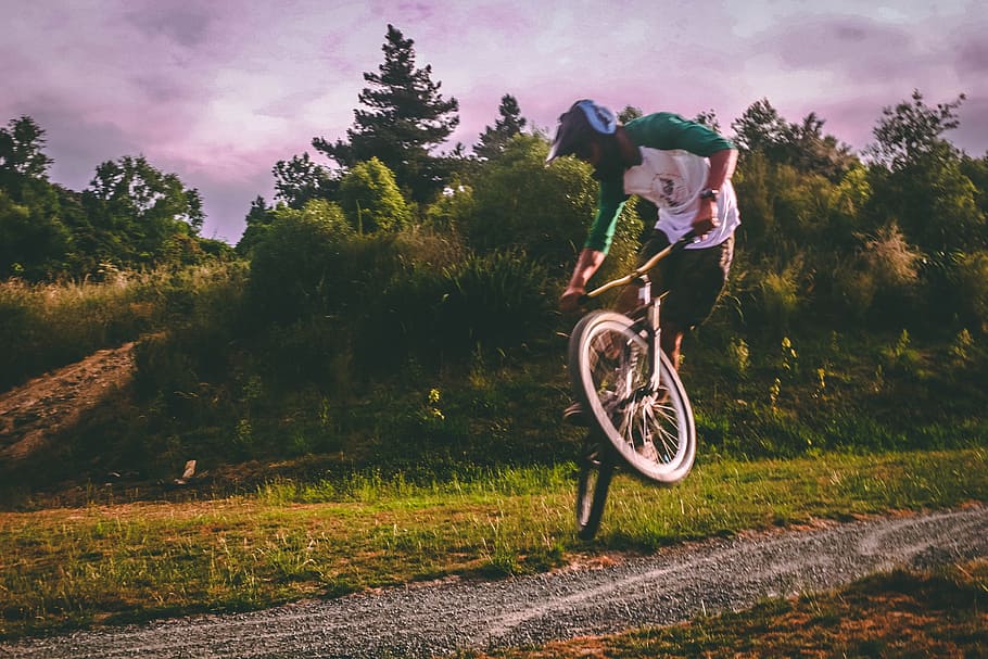 Man in White and Green Raglan Elbow-sleeved Shirt Biking at Daytime HD wallpaper