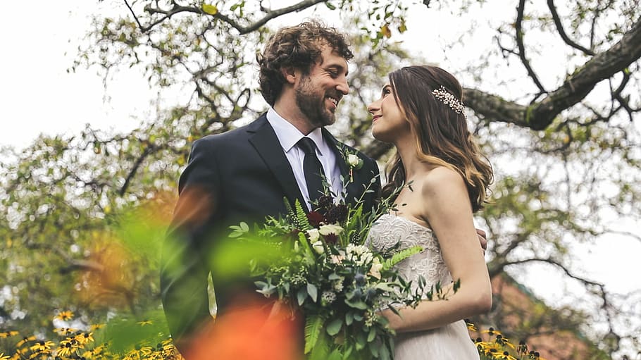 bride and groom standing near tree, selective photography of man and woman prenup photoshoot HD wallpaper