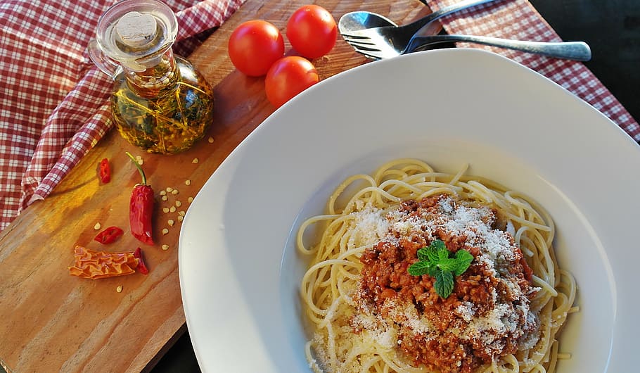 spaghetti on plate, noodles, bolognese, meat sauce, minced meat, HD wallpaper