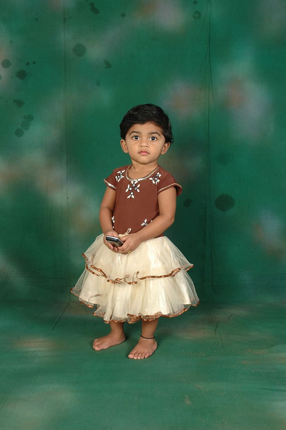 girl, child, cute, green background, standing, kid, childhood, HD wallpaper