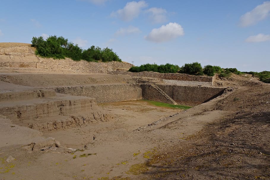 dholavira-archaeological-site-excavation-water-reservoir-khadirbet-kutch.jpg