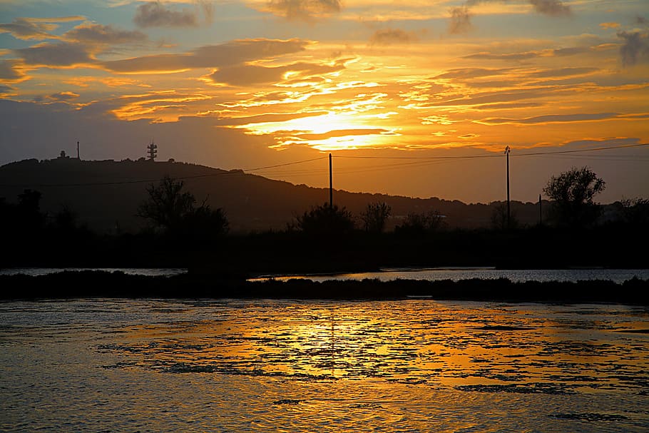 silhoutte photo of treess and mountain during golden hour, sun HD wallpaper