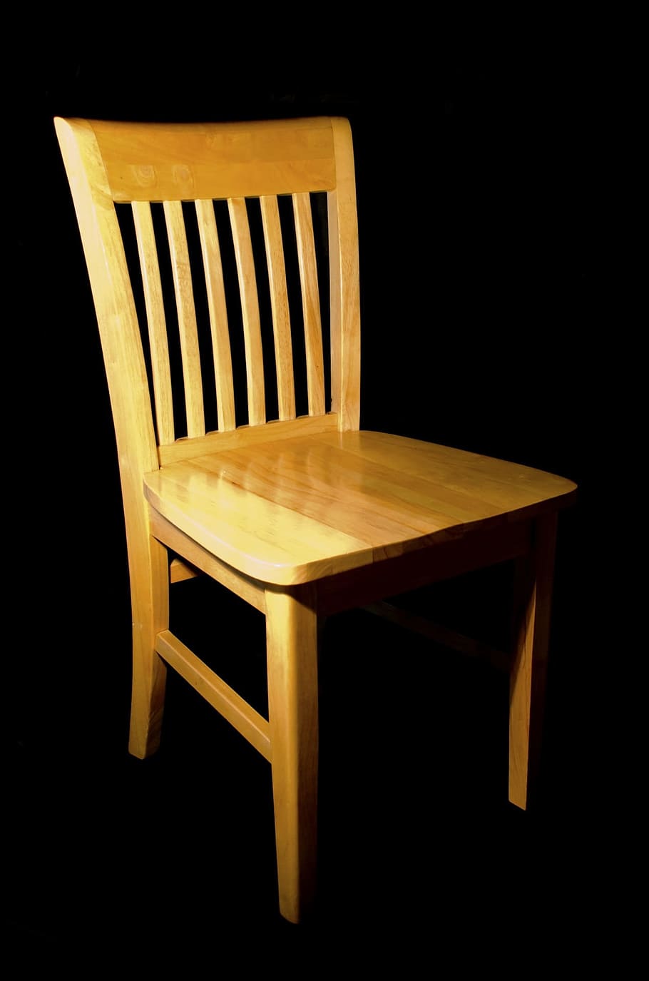 Màu nâu trầm của chiếc ghế gỗ kết hợp với nền đen của cây thông tạo nên một bức tranh tuyệt đẹp. Sự hòa quyện nhẹ nhàng giữa hai gam màu này tạo cho không gian sống của bạn một vẻ đẹp sang trọng và thanh lịch. Hãy cùng chiêm ngưỡng chiếc ghế gỗ màu nâu đầy thu hút trên nền đen đặc biệt này.
