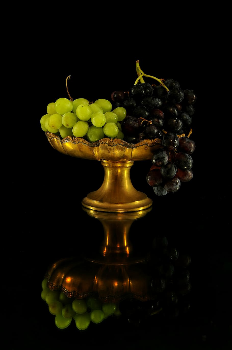 bunch of green and purple grapes on footed tray, bianca, black HD wallpaper