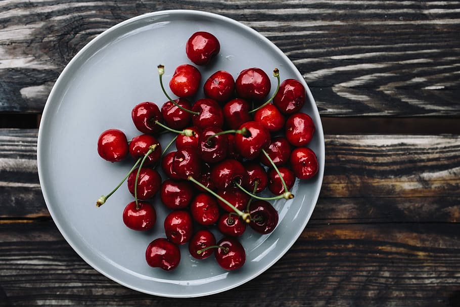 Fresh Cherries on a simple plate, fruits, food, healthy, red, HD wallpaper