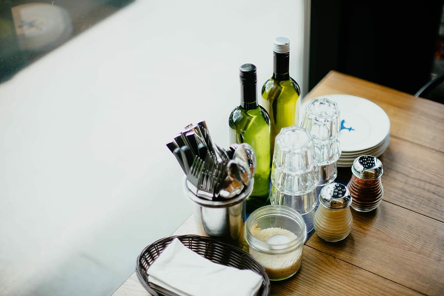 glass condiments shakers, clear glass spice jars, table, dine HD wallpaper