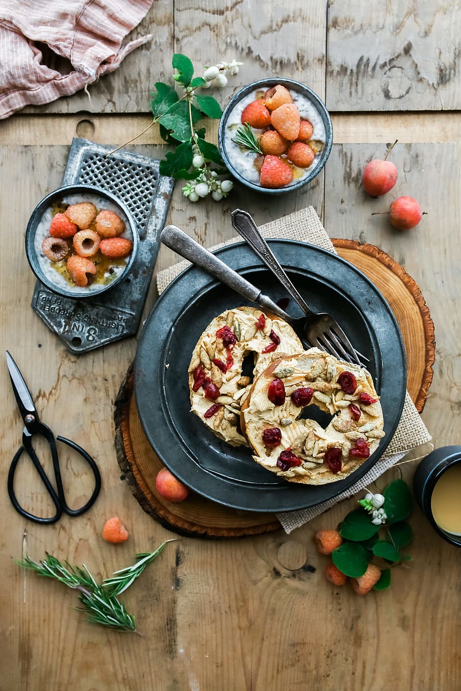 pie on black plate, flatbread with berries and black scissors HD wallpaper