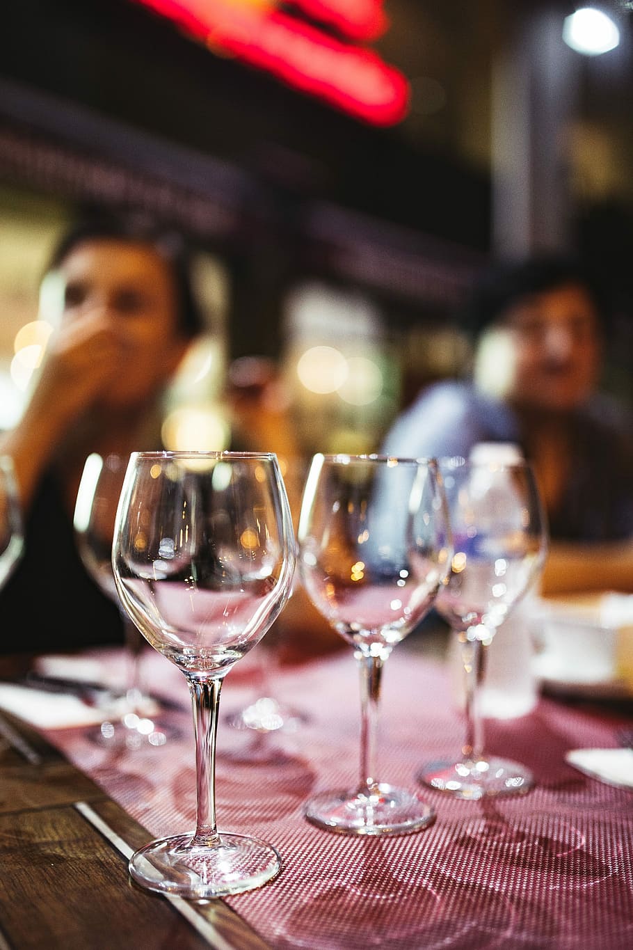 Close up picture of empty glasses in restaurant, table, drink, HD wallpaper