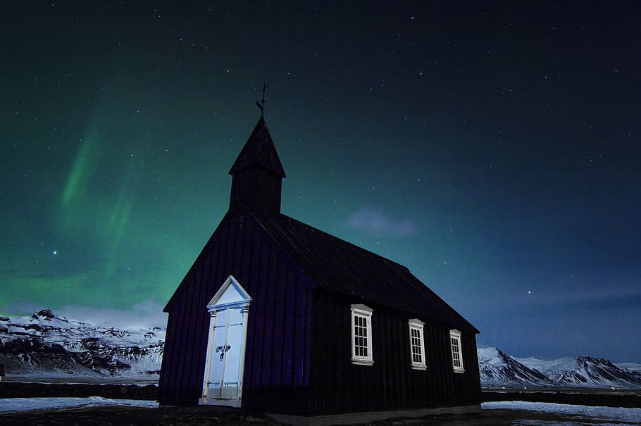 black church under northern lights at nighttime, silhouette of chapel surrounded by snow, HD wallpaper