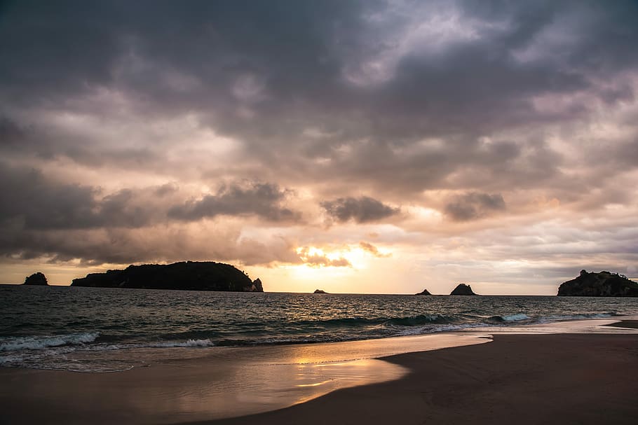 shore under cloudy sky during daytime, brown seashore during cloudy sky HD wallpaper