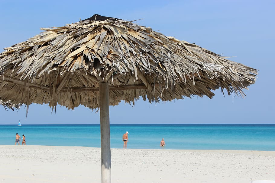 brown tiki umbrella on seashore, varadero, beach, cuba, travel, HD wallpaper