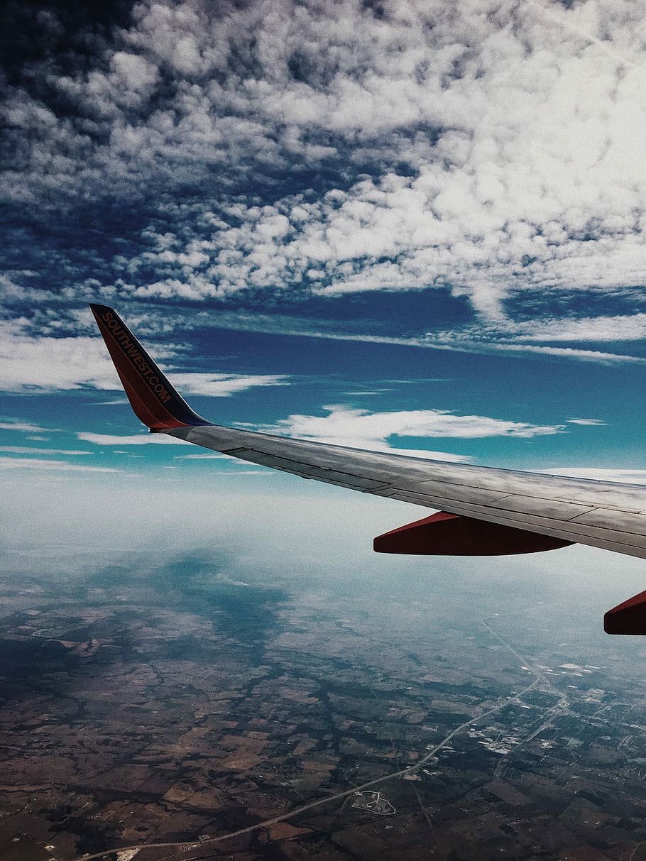 wing of airplane on midway, selective focus photography of white airliner wing HD wallpaper