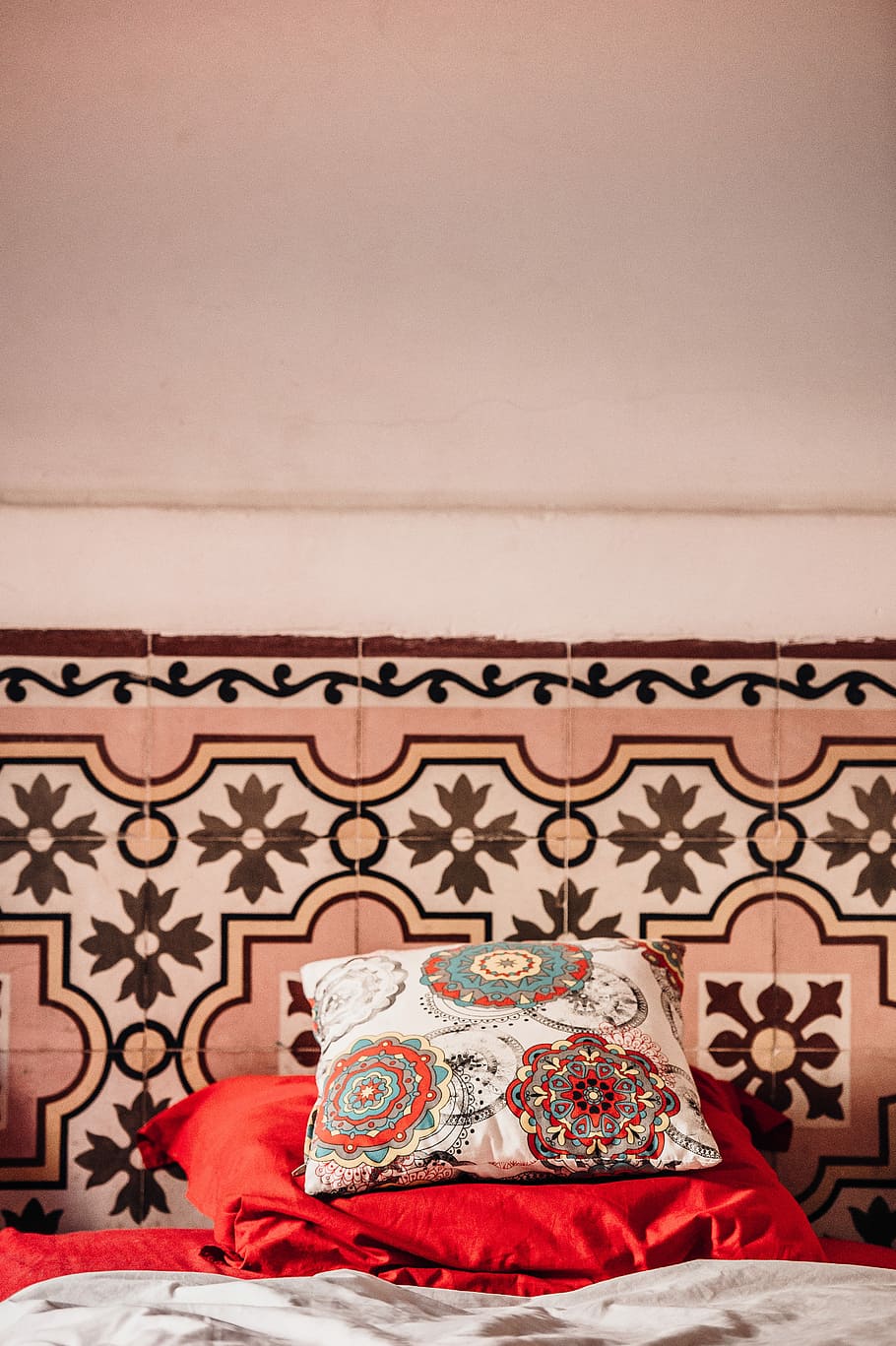Moroccan bedroom, white and teal throw pillow on red pillow, wall HD wallpaper