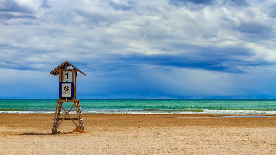 photo of lifeguard house on seashore during daytime, beach under clody sky HD wallpaper