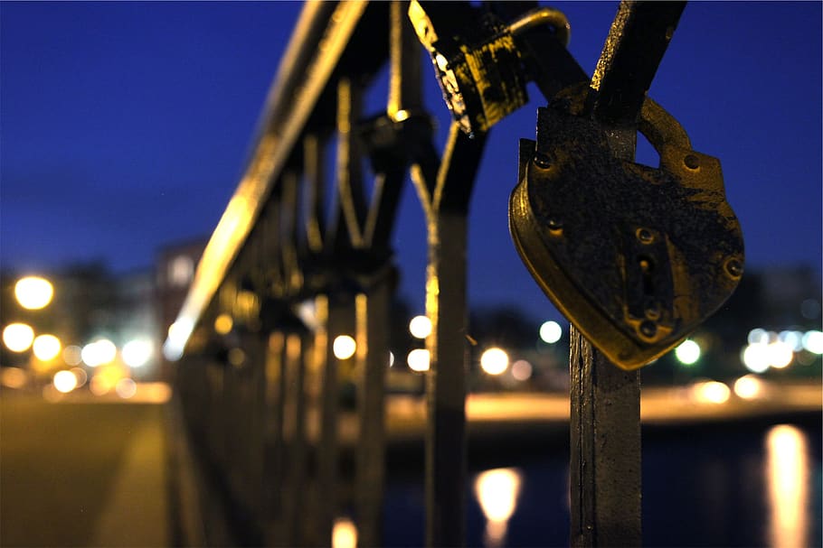 lock, railing, night, evening, illuminated, focus on foreground HD wallpaper