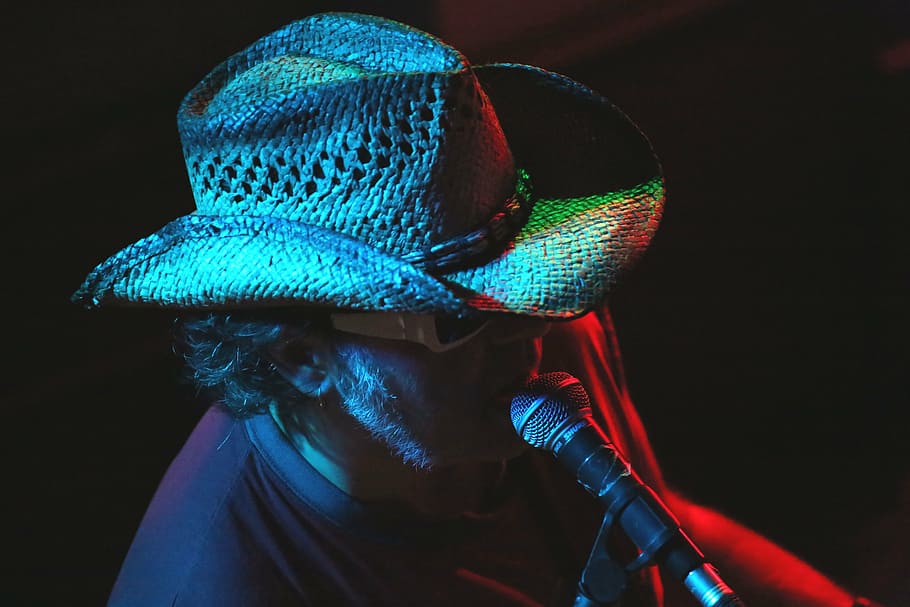 man wearing tan straw cowboy hat and sunglasses singing, singer, HD wallpaper