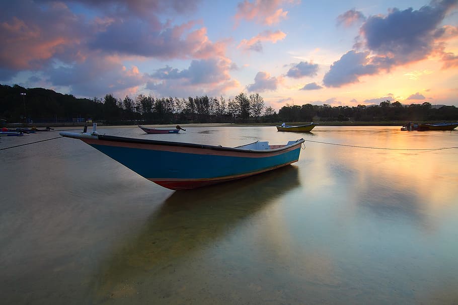 dawn, nature, sky, sunset, beach, boats, clouds, daylight, dusk HD wallpaper