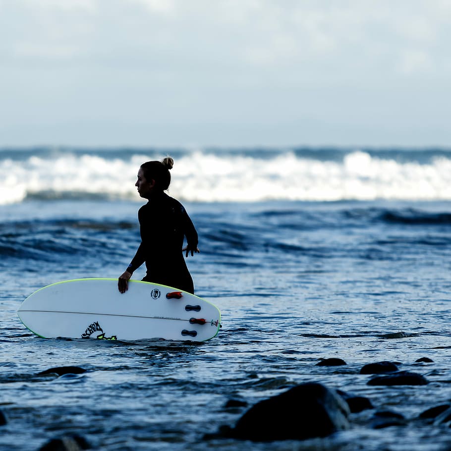 woman carrying surfboard, sea, surfing, sport, wave, outdoors HD wallpaper