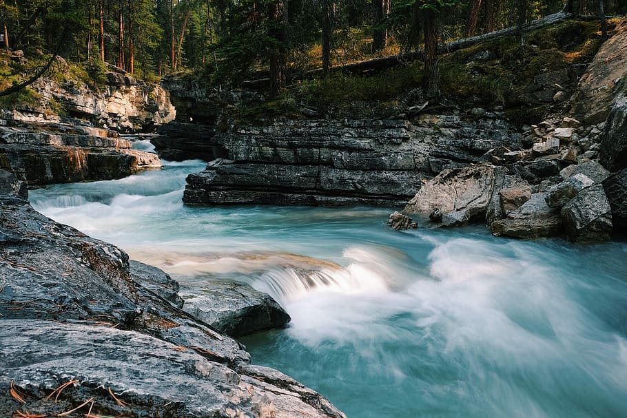 time-lapse photography of flowing river surrounded with gray rocks, time-laps photography of water flowing on river HD wallpaper