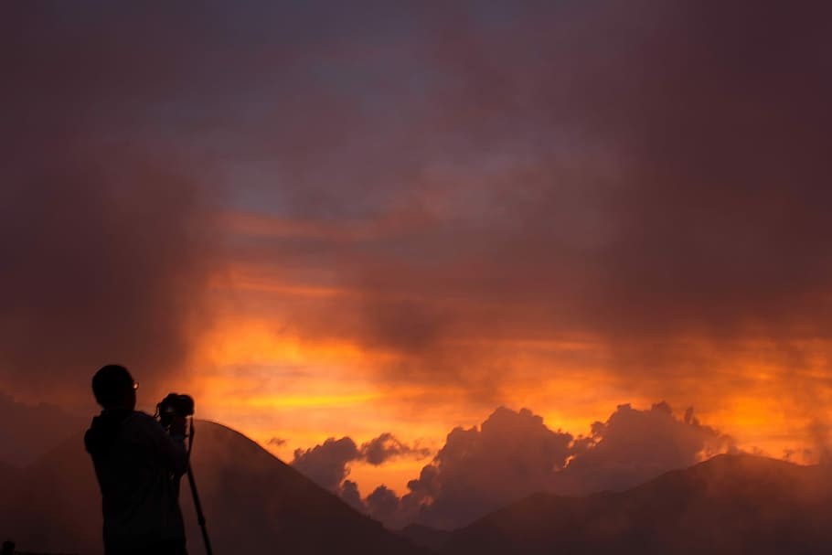 Man mount, silhouette of person holding camera, sky, orange, cloud HD wallpaper